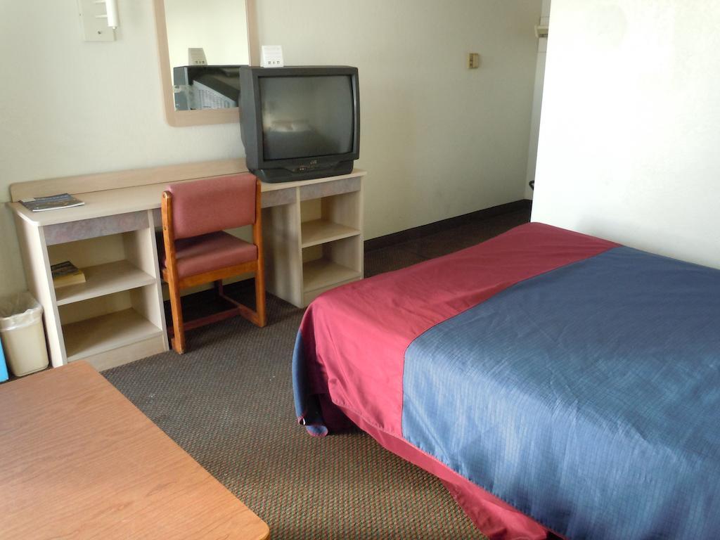 Travelodge By Wyndham Grand Rapids North Walker Exterior foto