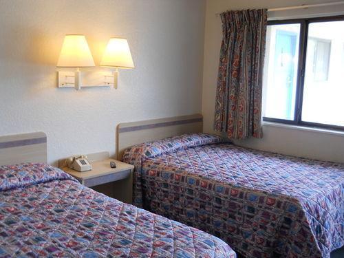 Travelodge By Wyndham Grand Rapids North Walker Habitación foto
