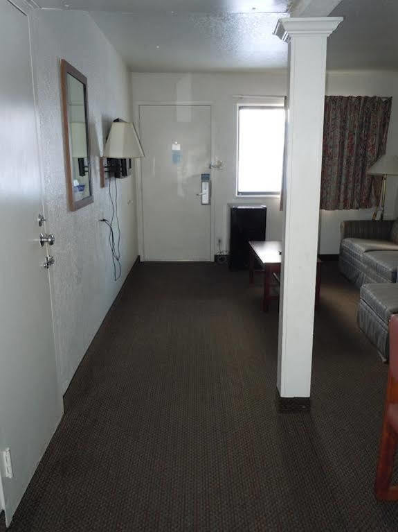 Travelodge By Wyndham Grand Rapids North Walker Exterior foto